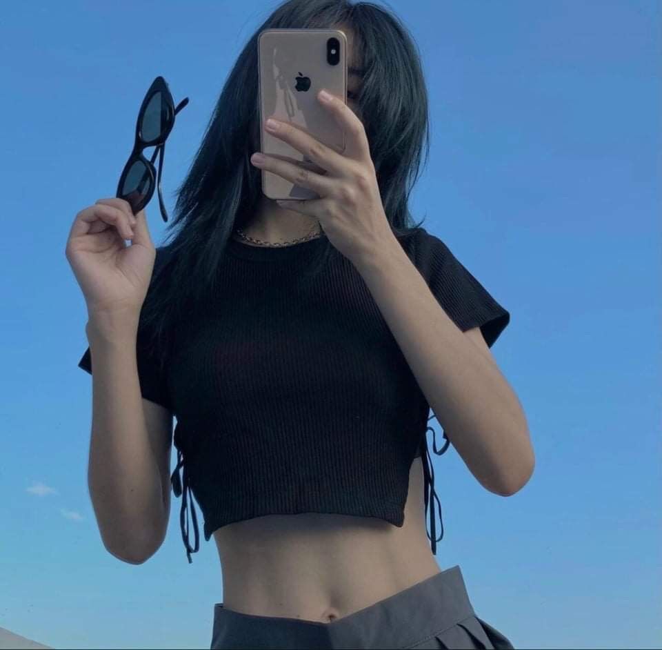 Áo croptop xẻ tà cột dây bên hông
