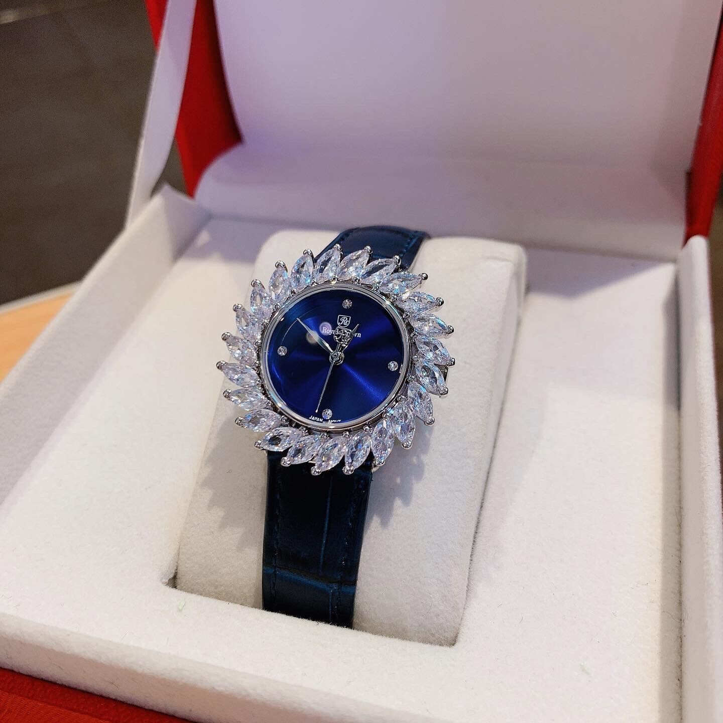 Đồng Hồ Nữ Royal Crown