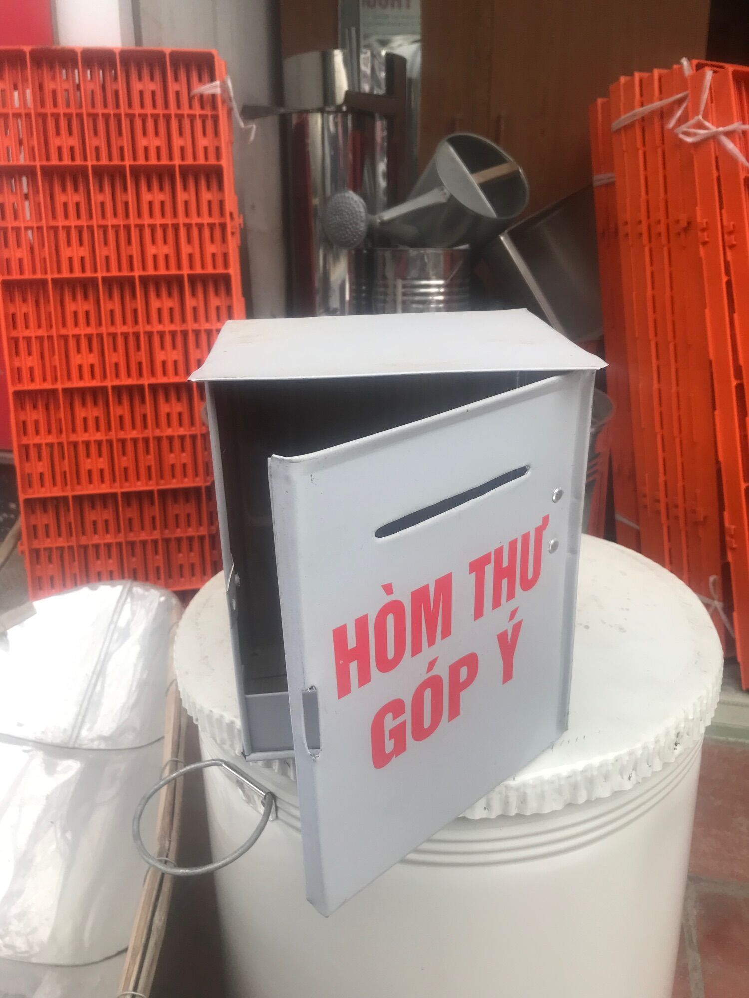 Hòm thư góp ý bằng tôn.