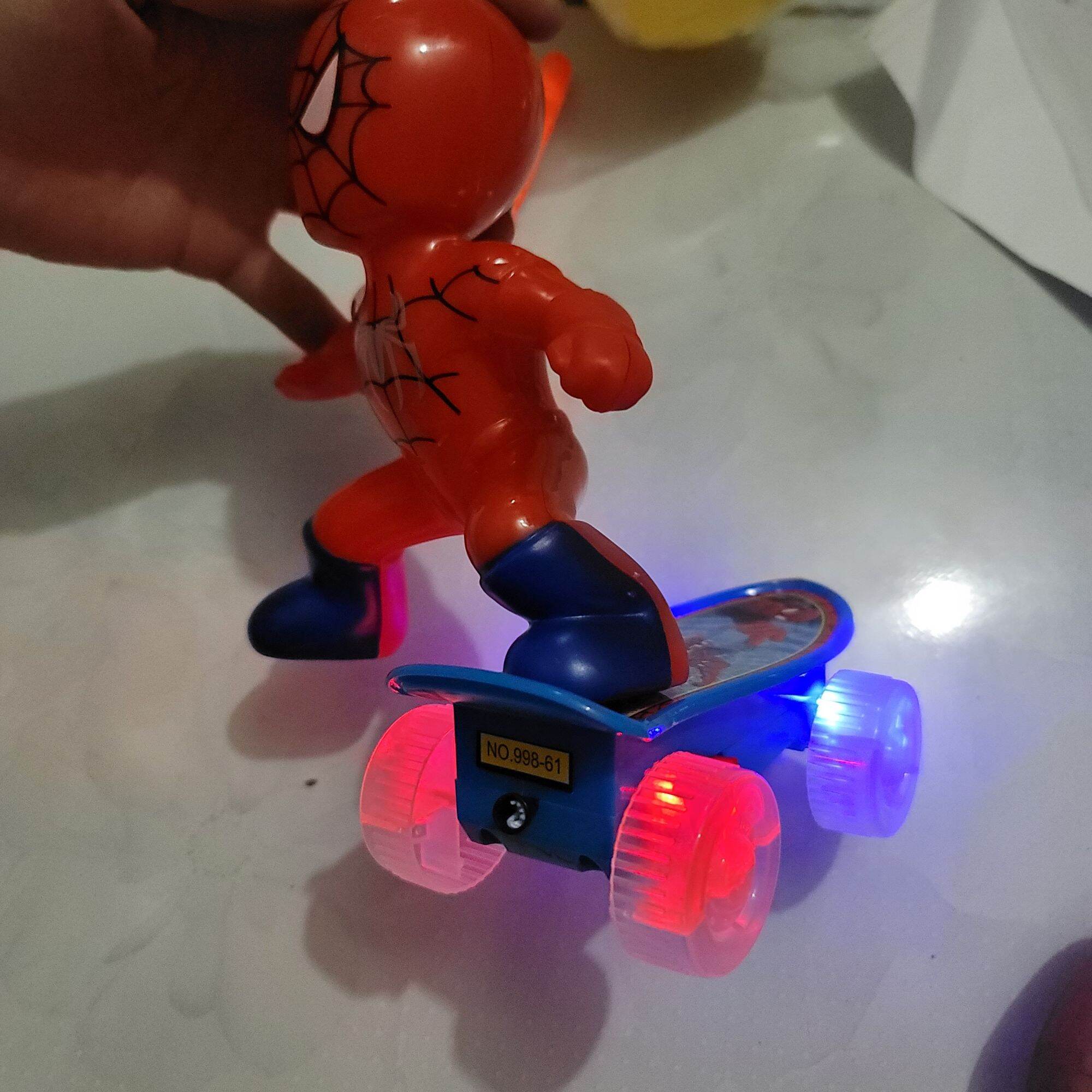 Siêu nhân người nhện spider-man lướt ván có nhạc và đèn (hộp)