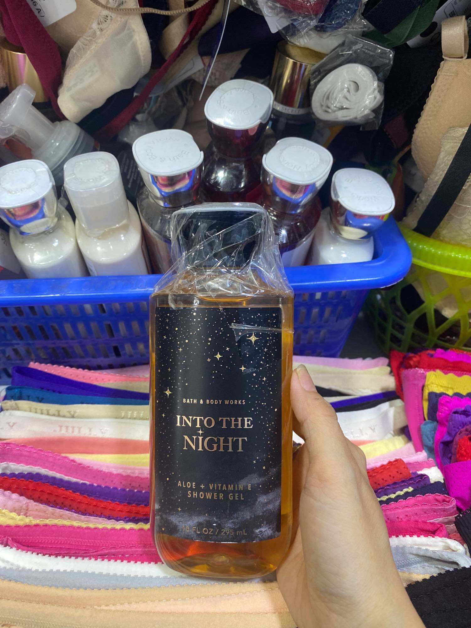 Sữa tắm lưu hương mịn da into the night shower gel bath & body works 295ml