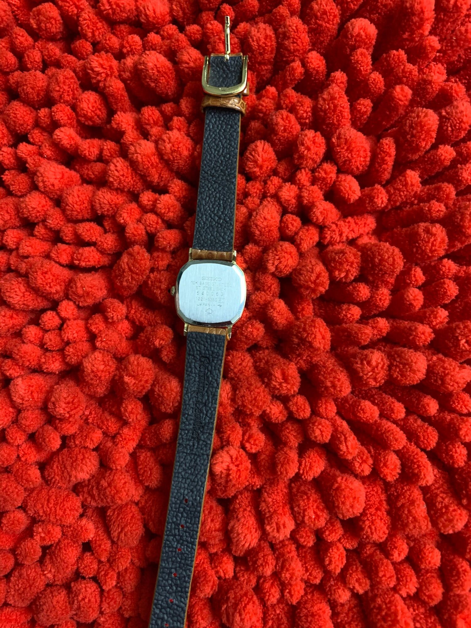 Đồng hồ nữ seiko máy mỏng lắc kê vàng hàng si