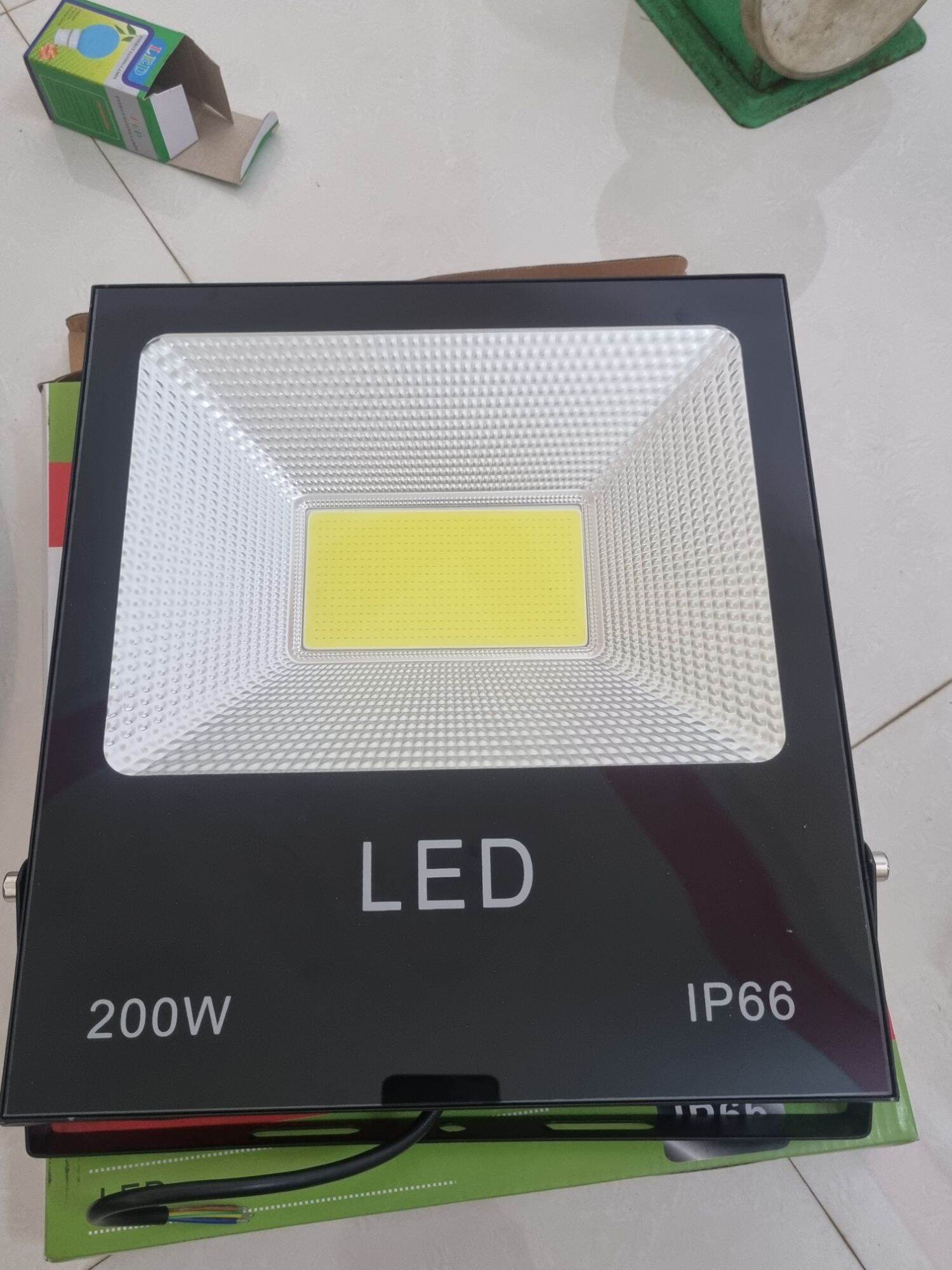 Đèn pha led cob 200w ánh sáng trắng vỏ bị rách