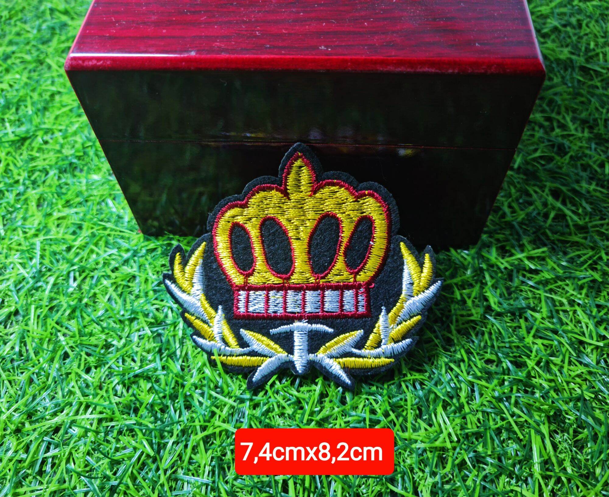 Sticker Thêu Ủi Huy Hiệu Vương Miệng MS66643