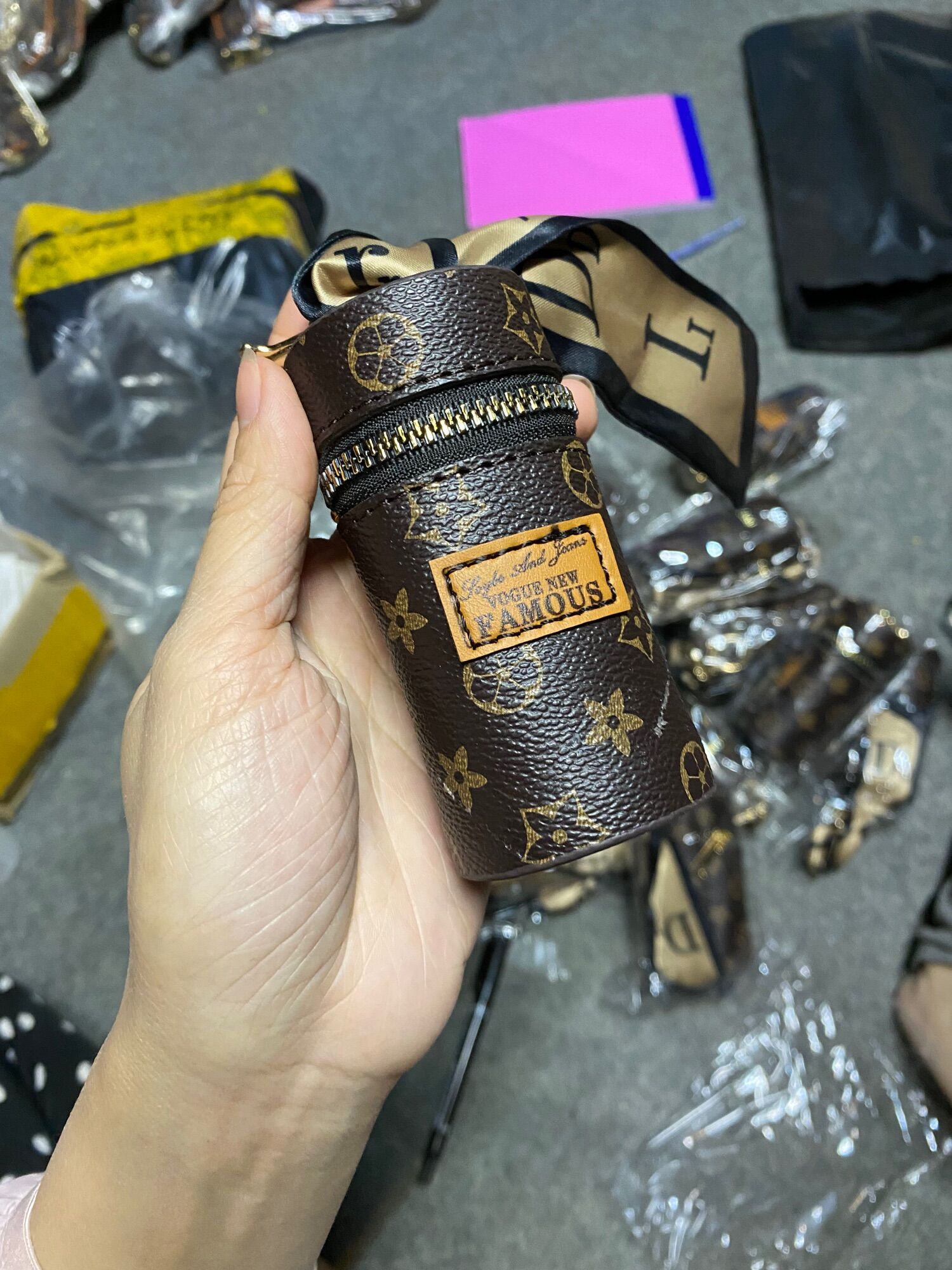 Móc khoá mini, túi mini cầm tay kèm khăn