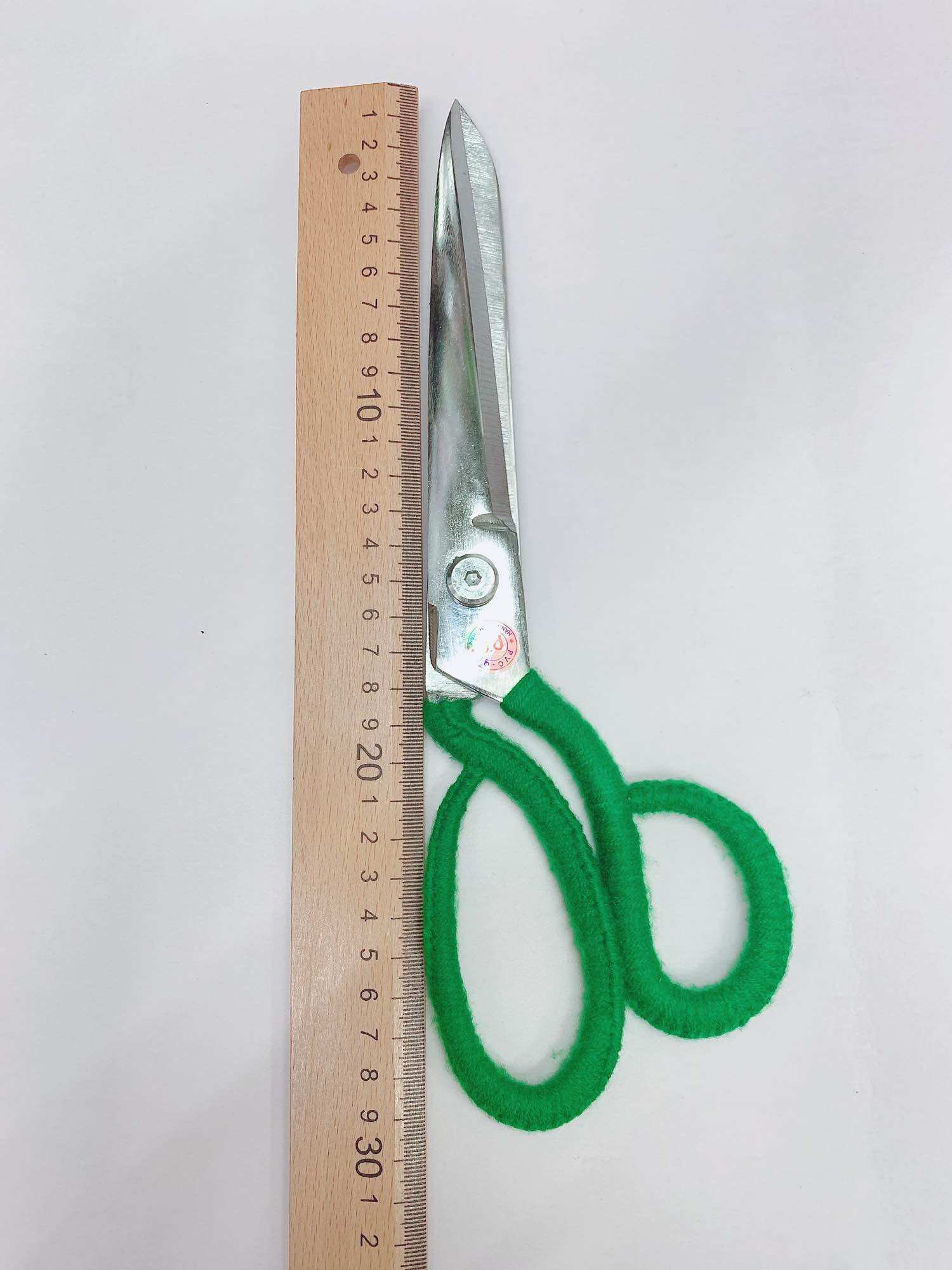 Kéo cắt vải chuyên nghiệp hiệu PT, rất sắc bén và bền, có đủ cỡ để chọn lựa
