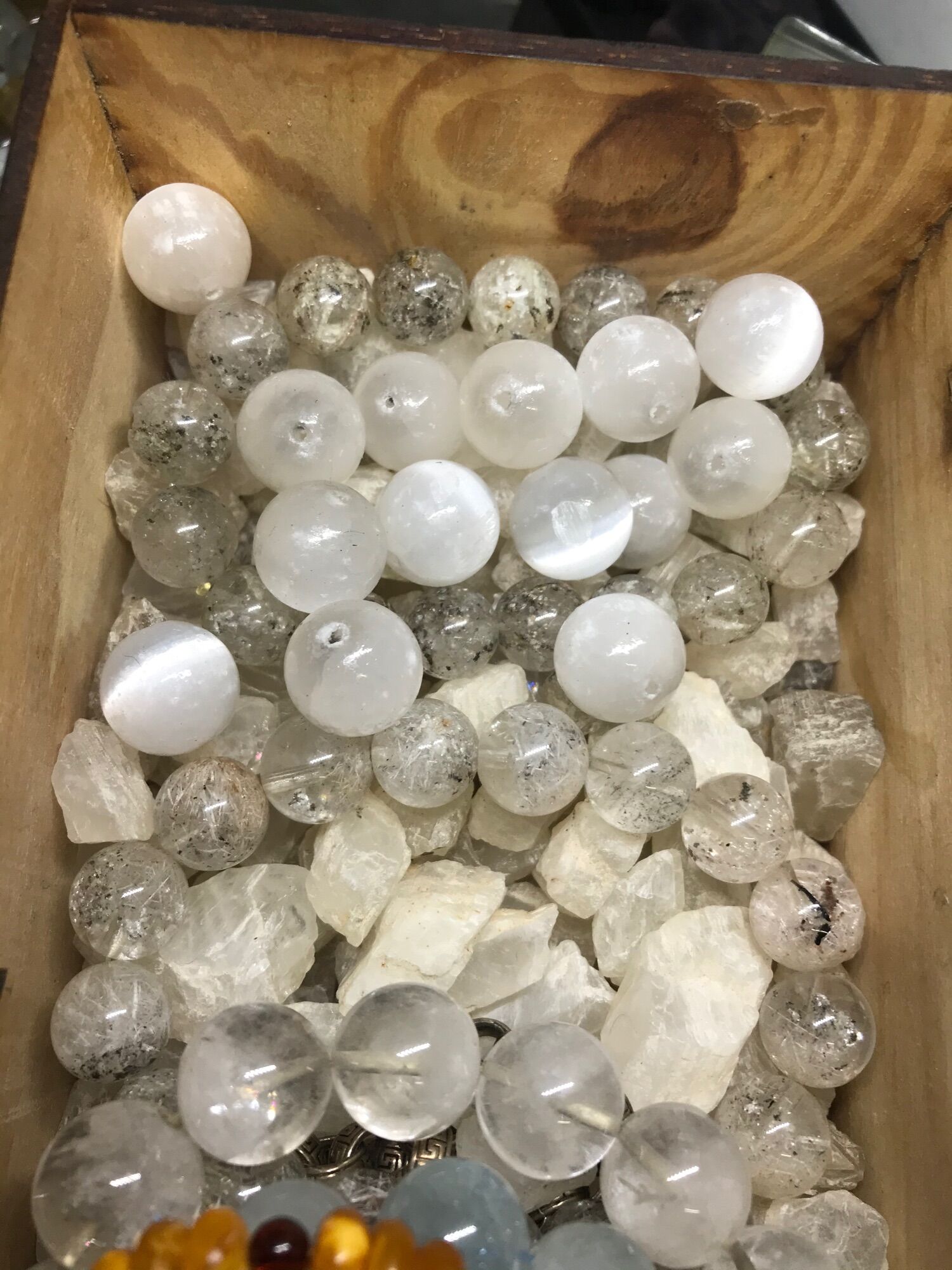 Hạt đá Selenite mài tròn xỏ lỗ size 12-14mm