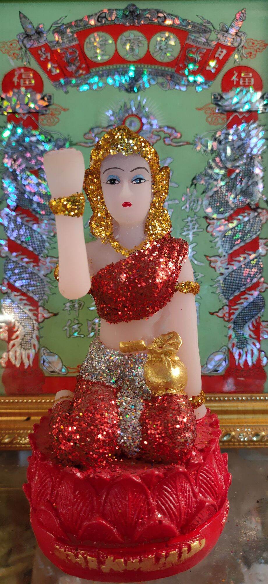 Tượng mẹ ngoắc màu đỏ cao 18 cm.