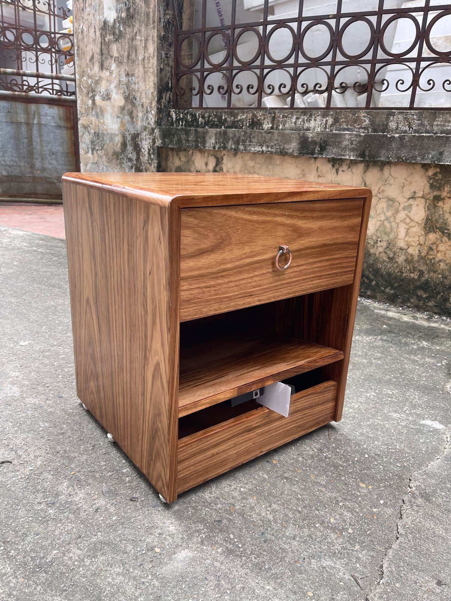 Tủ đầu giường gỗ hương Vân có hộc bí mật thẻ từ khi mở