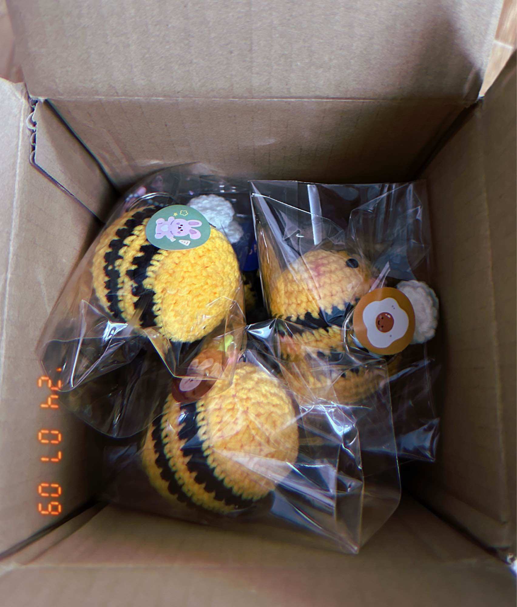 Móc khoá con ong bằng len handmade có sẵn