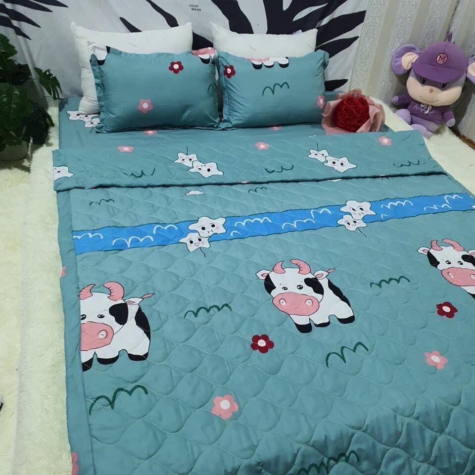 Bộ ga gối 4 món cotton poly con bò sữa( 1 ga chun, 2 vỏ gối nằm, 1 vỏ gối ôm)