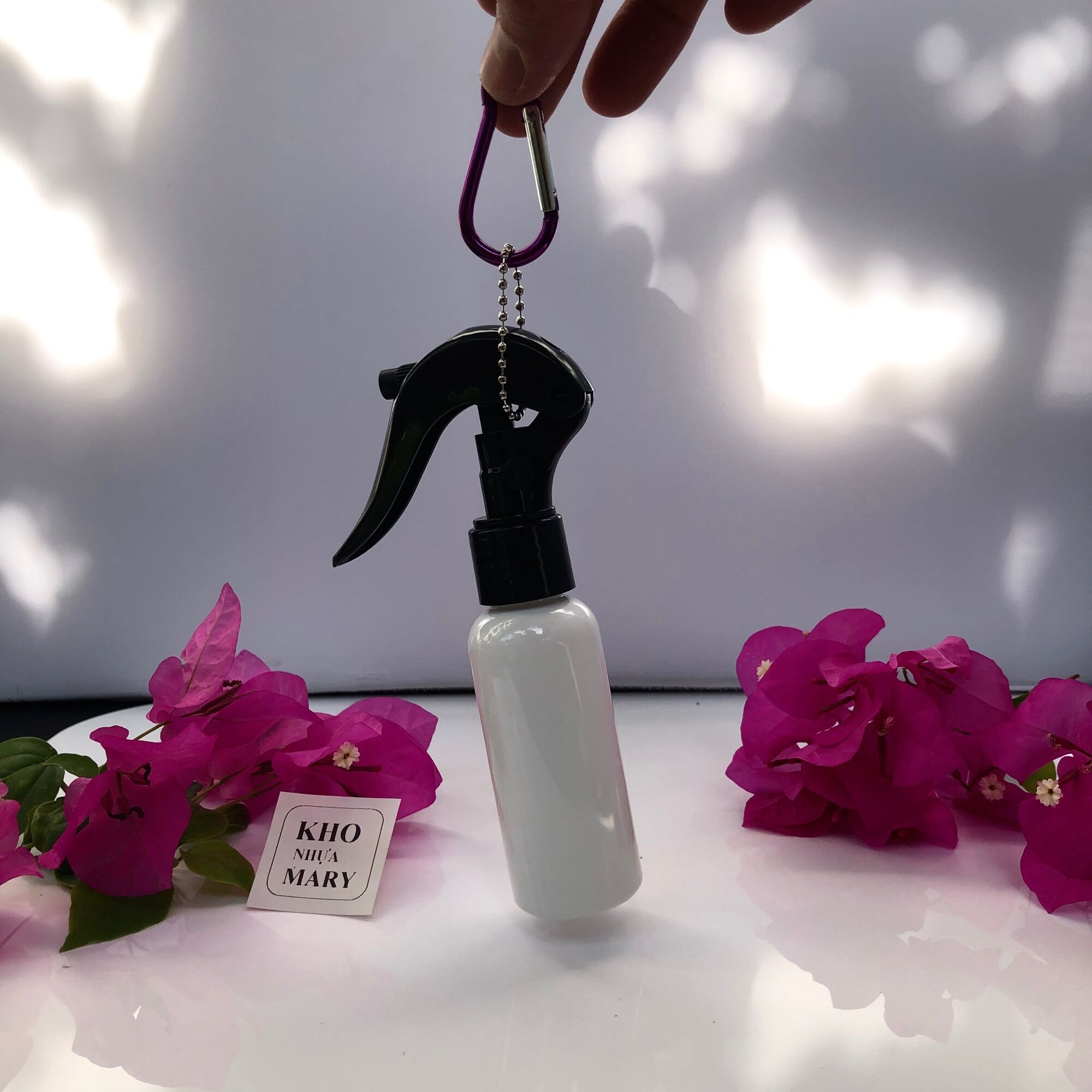 MÓC KHOÁ BÌNH XỊT 100ml/ 50ml - Chai xịt khuẩn , xịt cồn phun sương gắn móc khoá treo xe, móc treo balo đi học - Chai xịt du lịch trong suốt