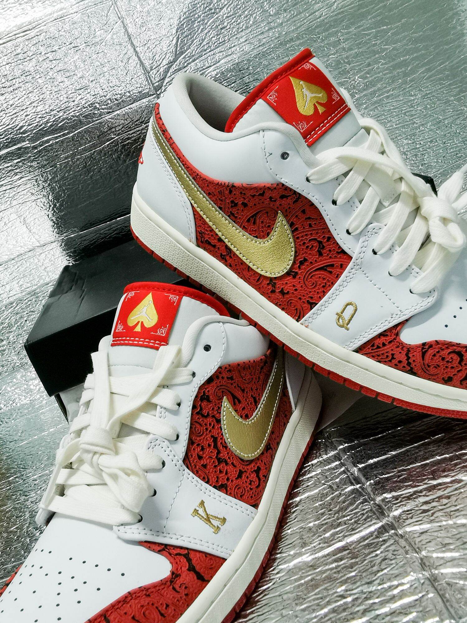 NIKE JORDAN 1 LOW SE 'SPADES' (LIMITED EDITION)