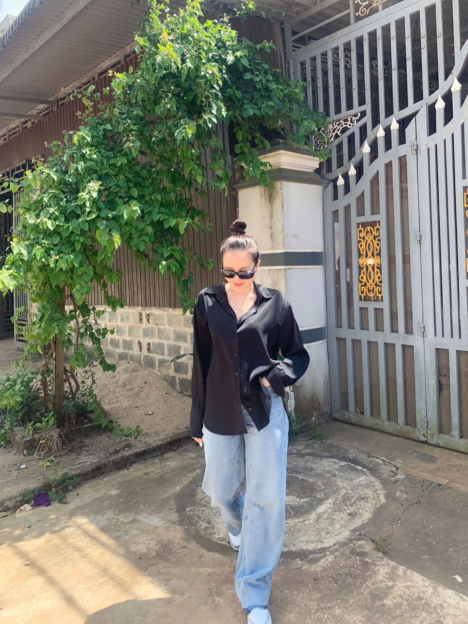 Áo sơ mi lụa màu đen dài tay
