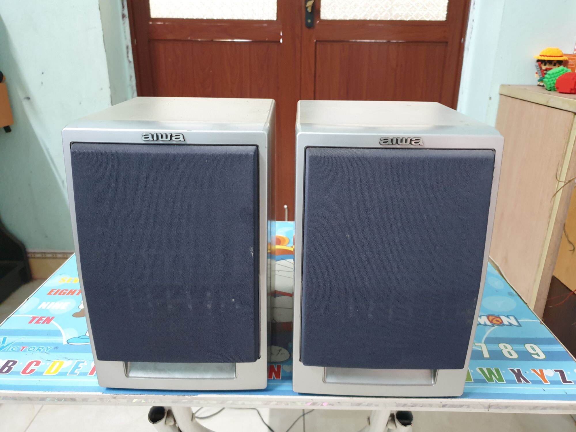 Đôi loa mini aiwa mất tem.Loa liền căng. Công suất tầm 50w đôi. Kích thước