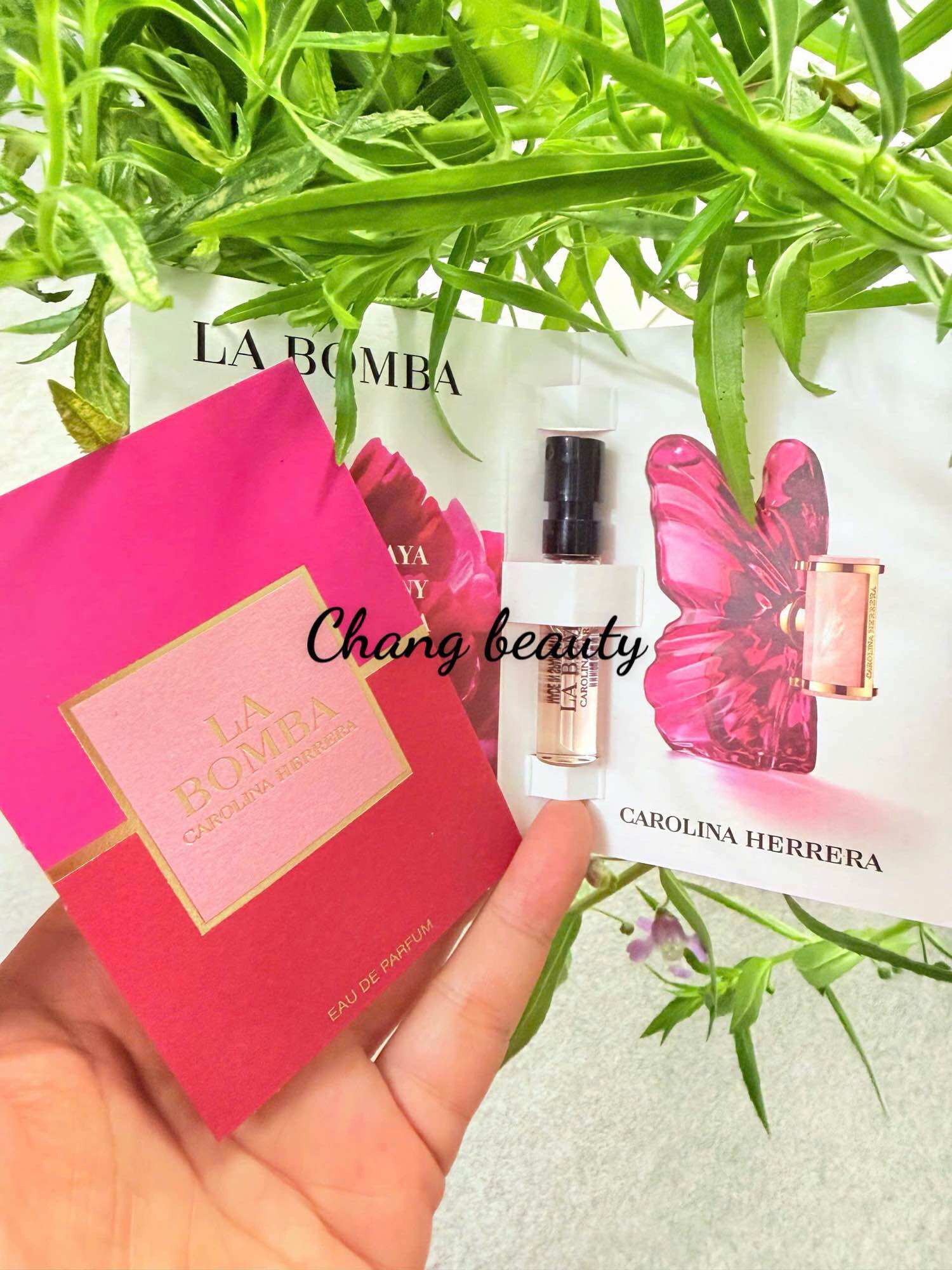 nước hoa mini La Bomba của thương hiệu Carolina Herrera.