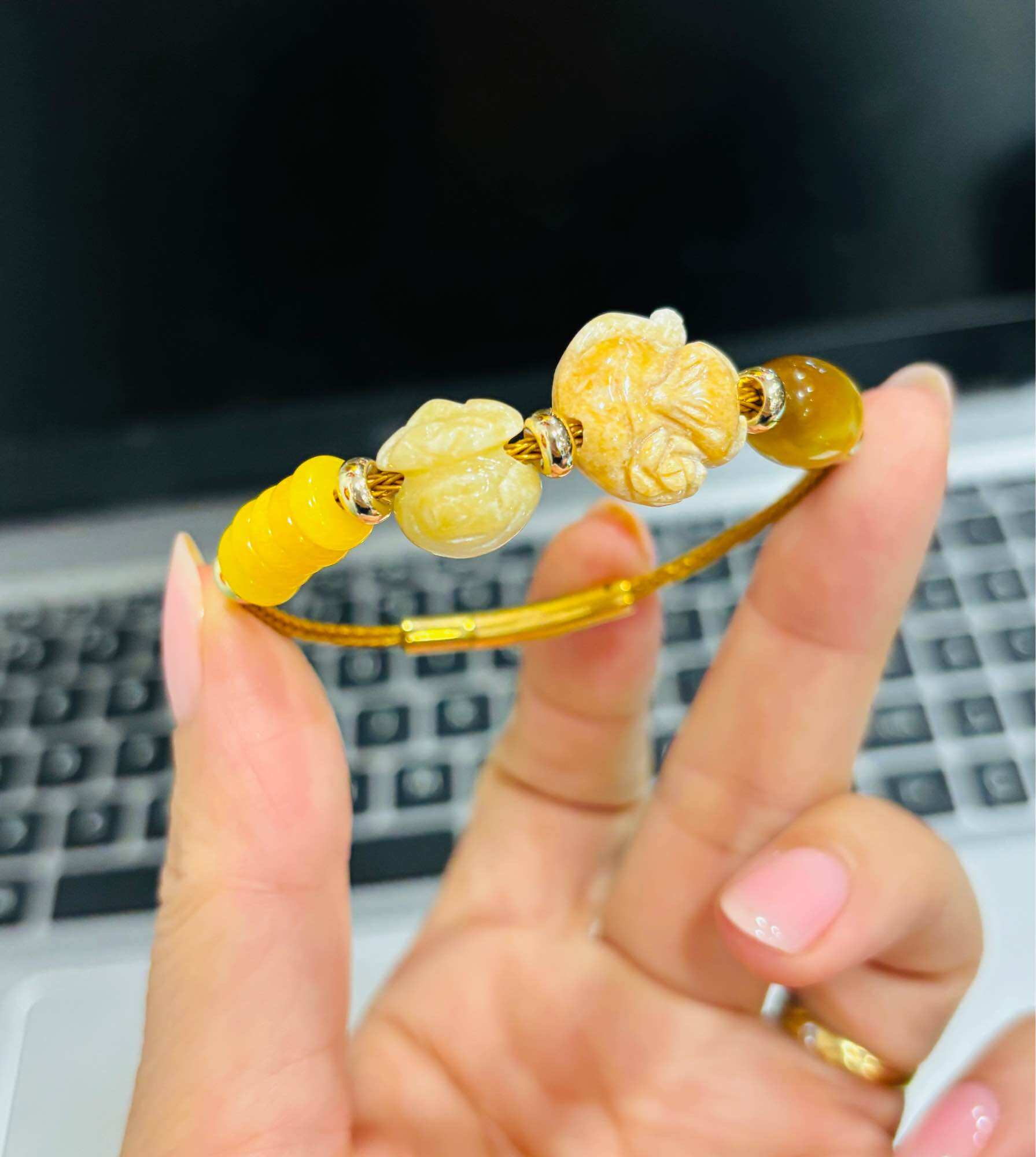 Vòng tay nữ mic 4 charm đá(hồ ly, túi tiền, lu thống và điếu ngũ phúc) màu vàng may mắn