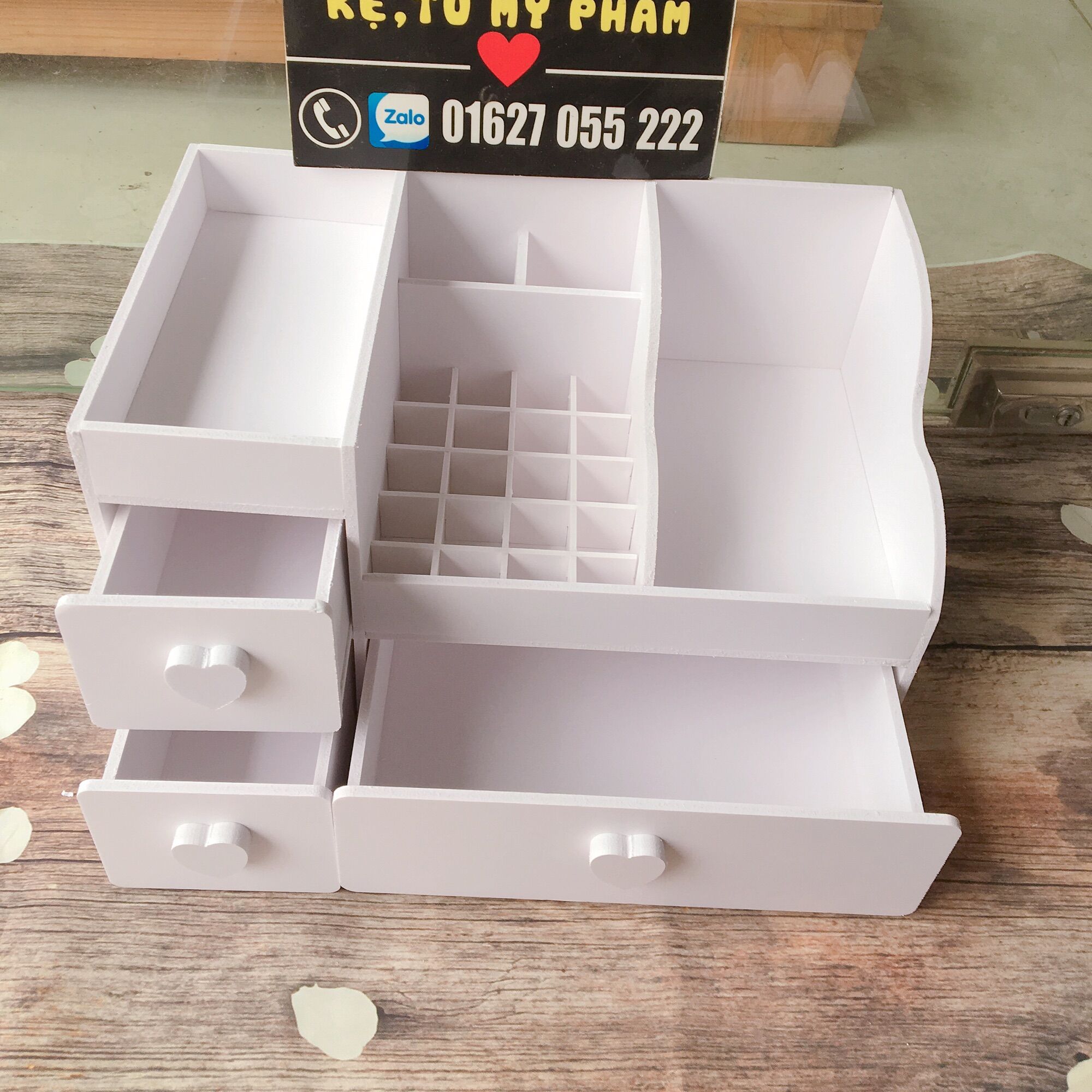 Kệ mỹ phẩm max 35cm màu trắng núm tim full ô son dưới có khay đựng son 20 ô và lọ cắm cọ trang điểm tiện dụng.