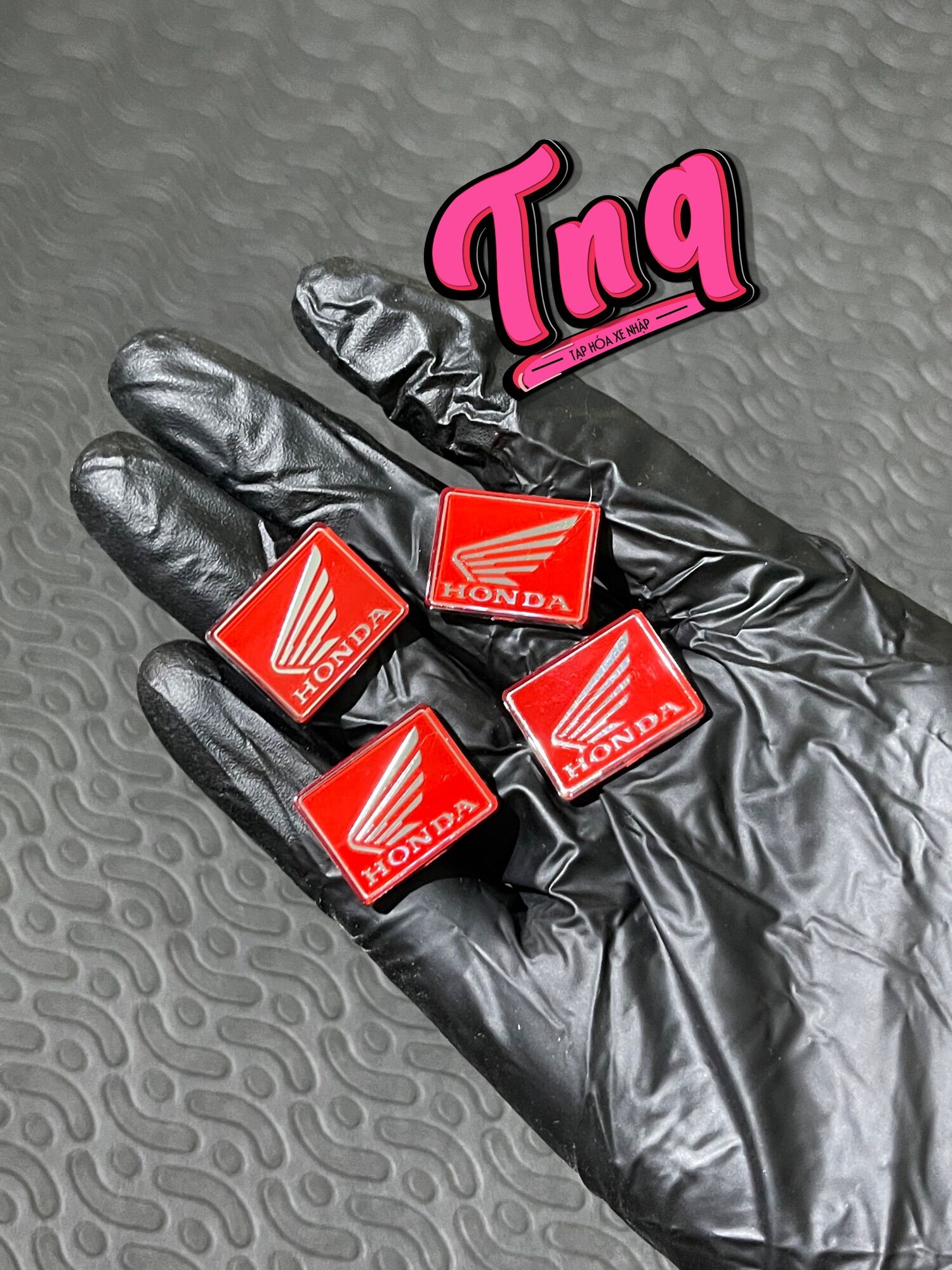 Tem logo cánh chim màu đỏ dán bợ cổ các dòng xe