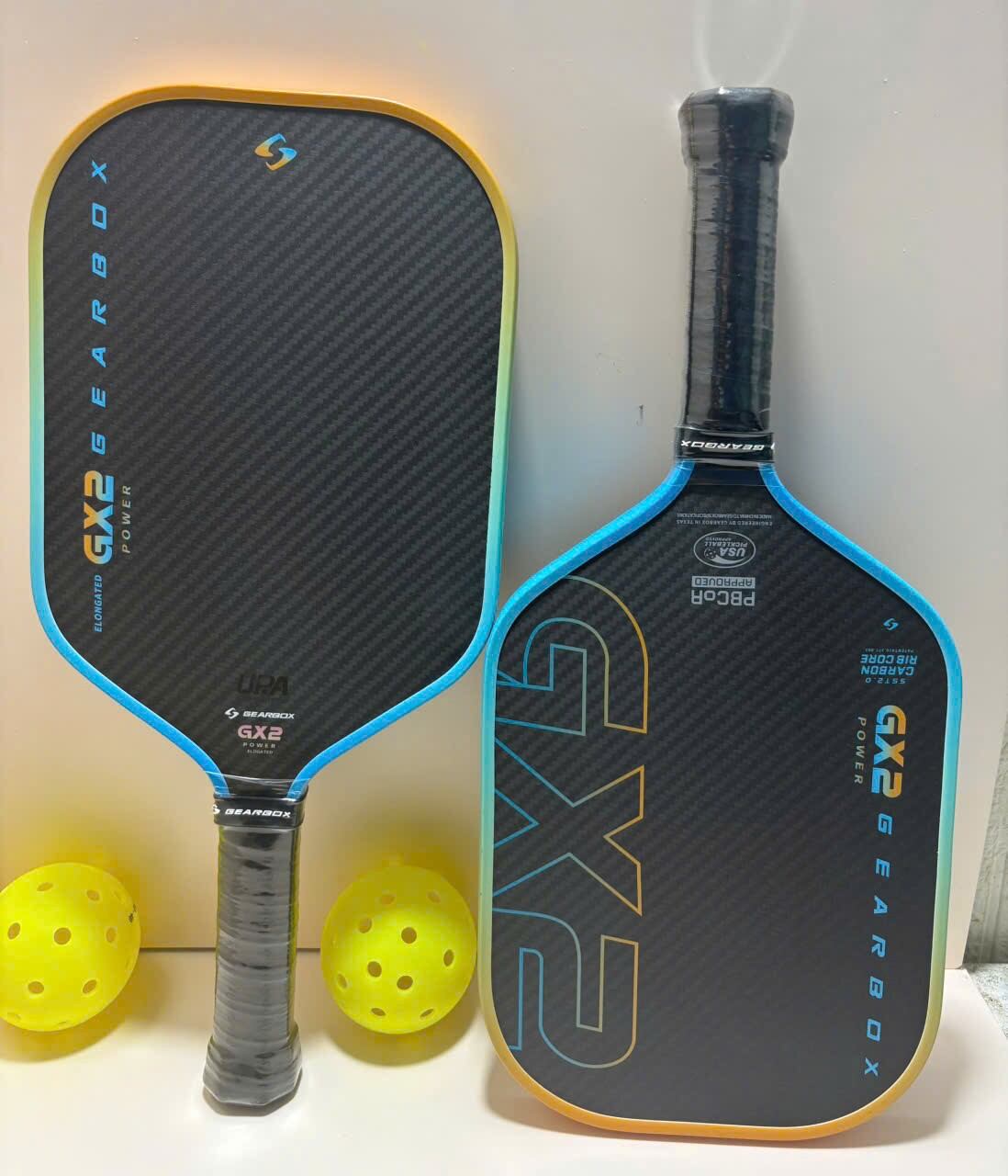 Vợt Pickleball Gearbox GX2 Power, màu đen viền xanh dương, thiết kế hiện đại, tay cầm bọc cao su, phù hợp chơi ngoài trời.