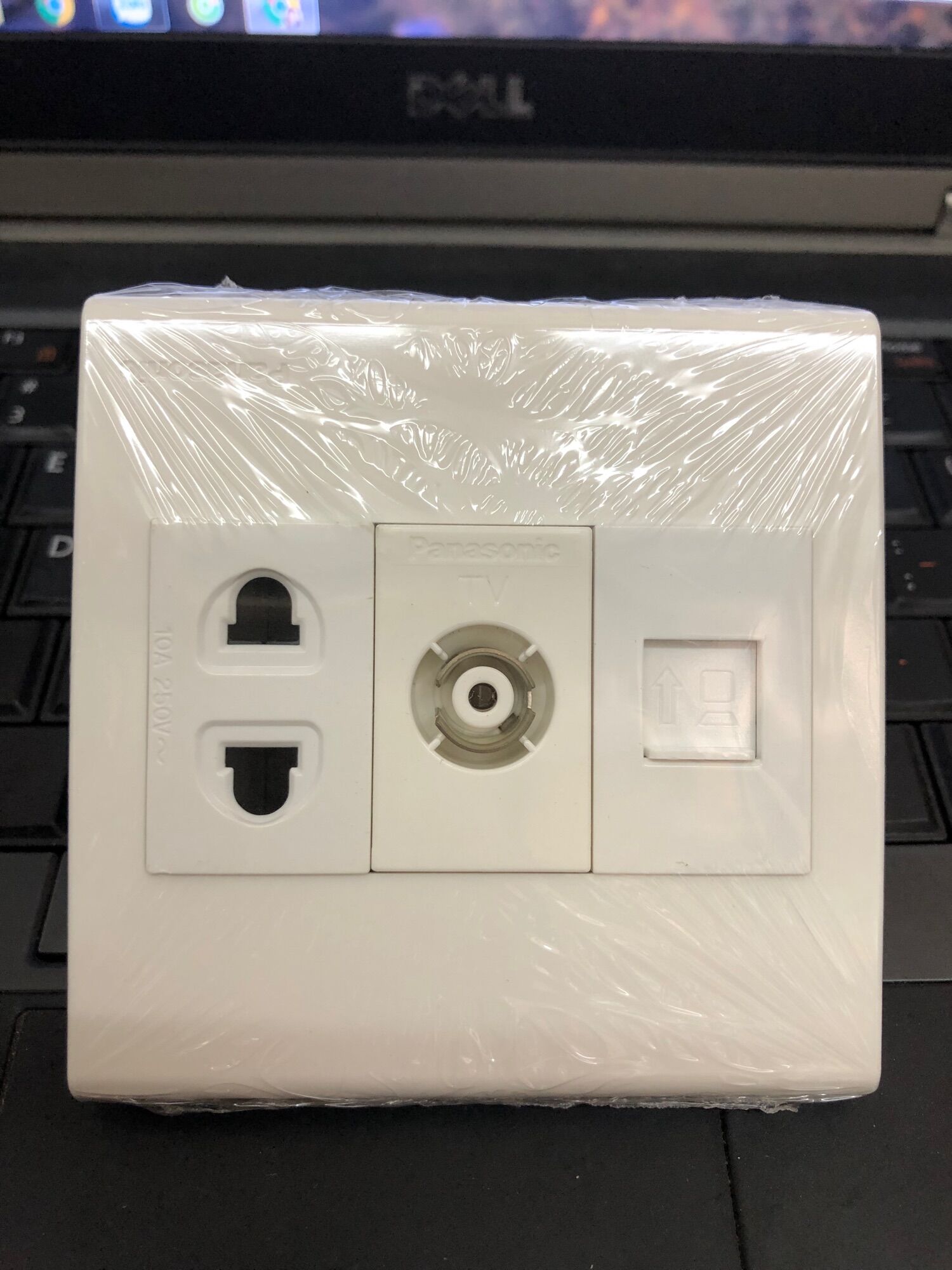 Ổ cắm điện, tivi, mạng lắp mặt vuông panasonic âm tường