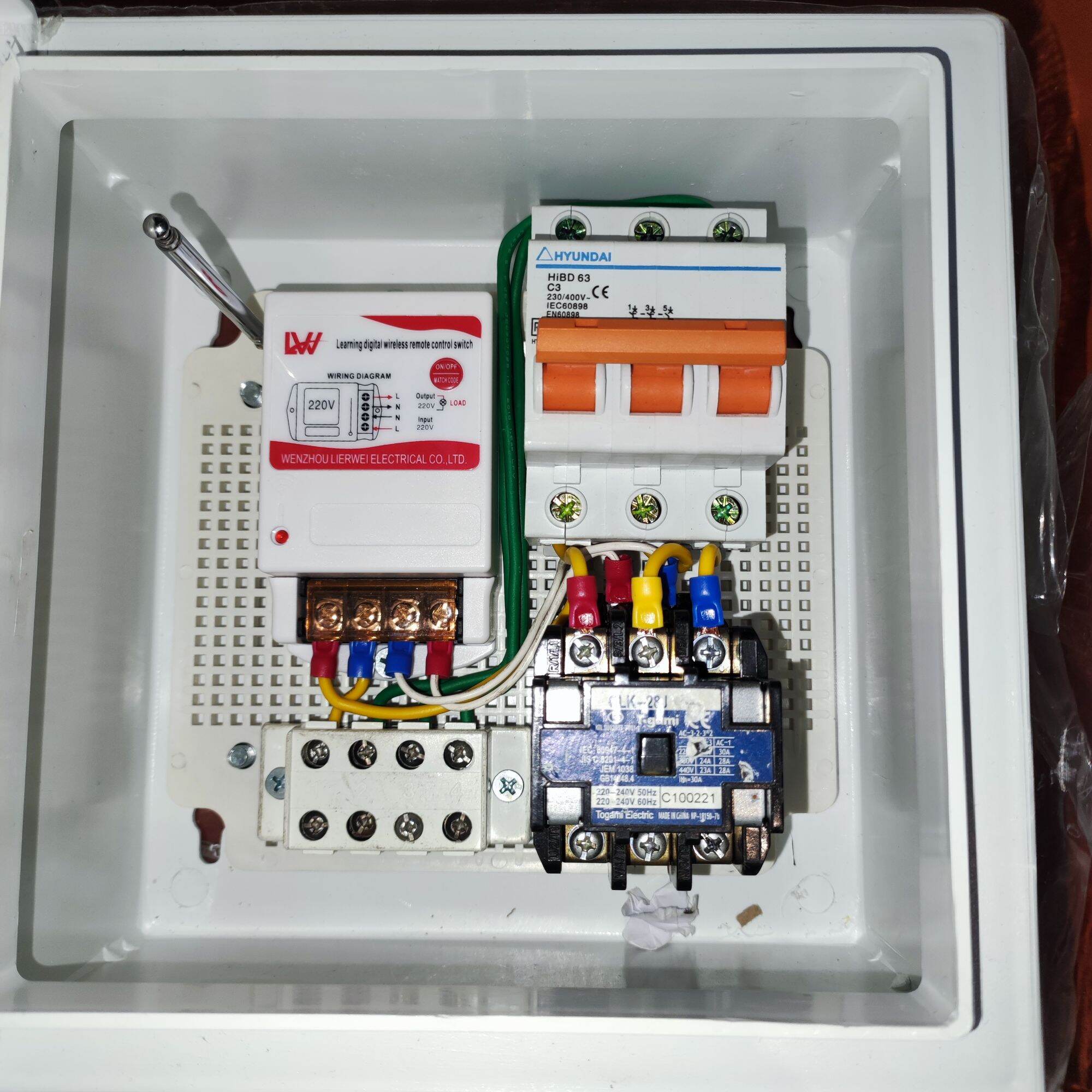 Tủ điện điều khiển 3pha 1.5kw qua remote hộp nhựa chống nước. bảo vệ quá tải đk từ xa