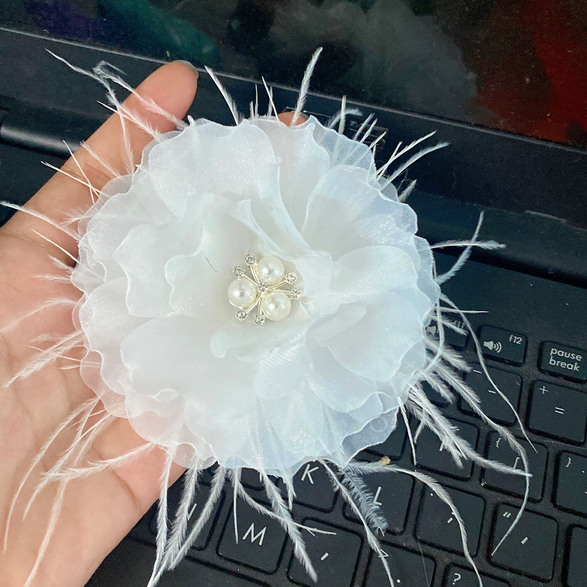 Hoa voan lông vũ cài áo size to hơn 10cm