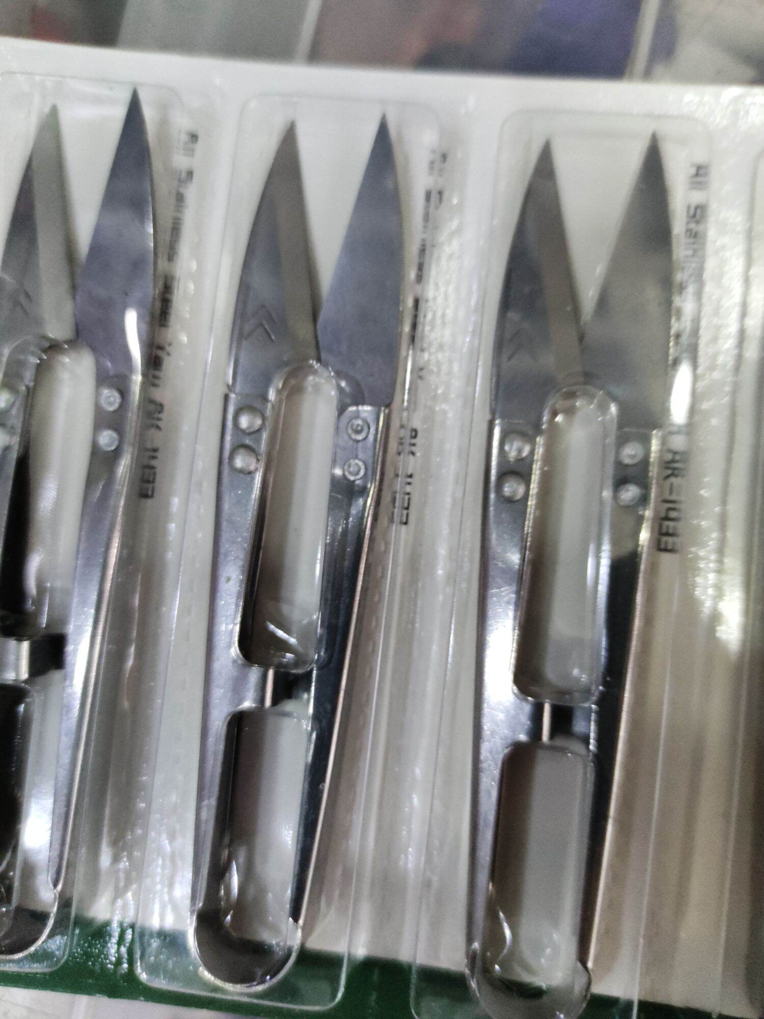 1 cái kéo cắt chỉ bấm chỉ thừa chất liệu inox xịn 100%