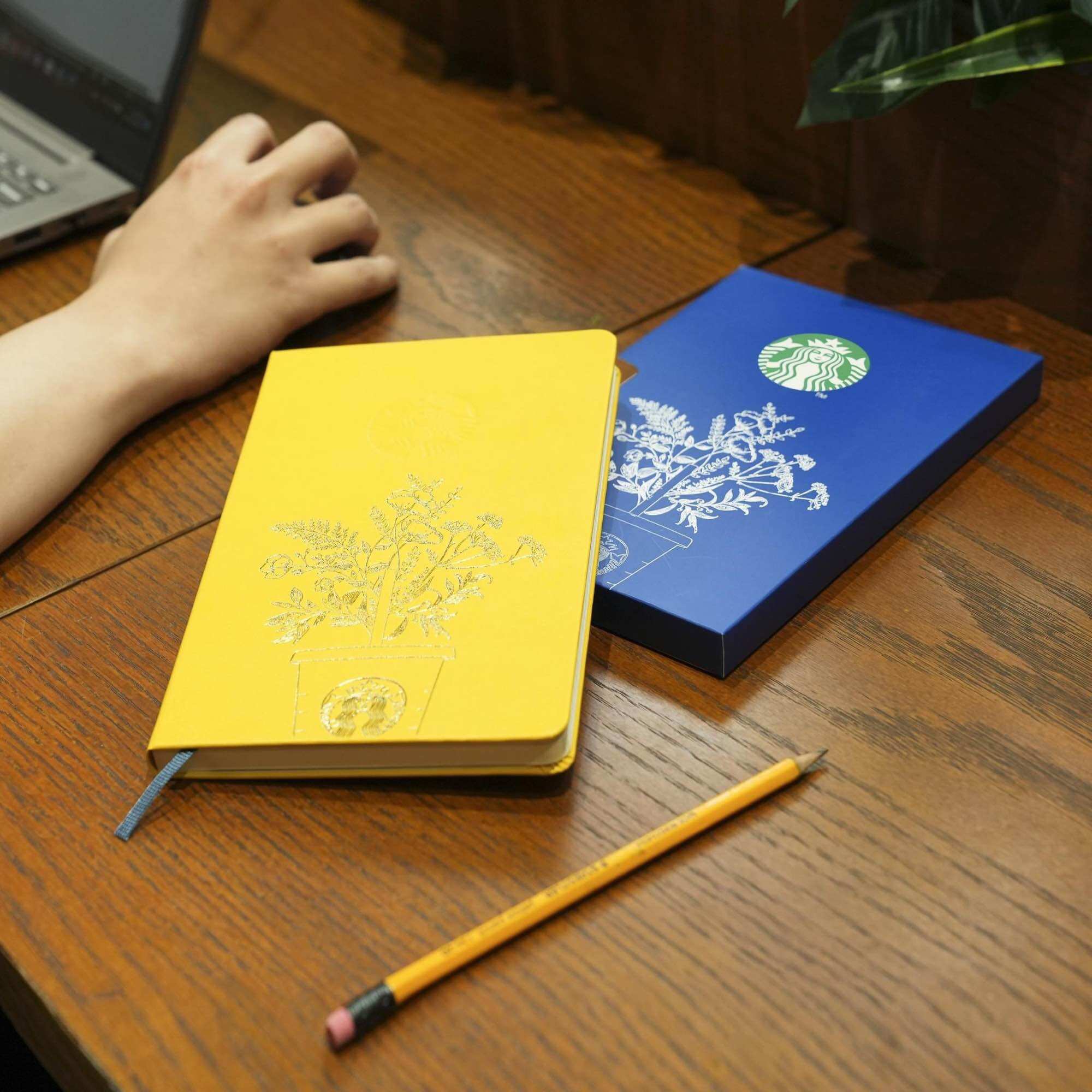 Sổ Starbucks Moleskine Planner 2024