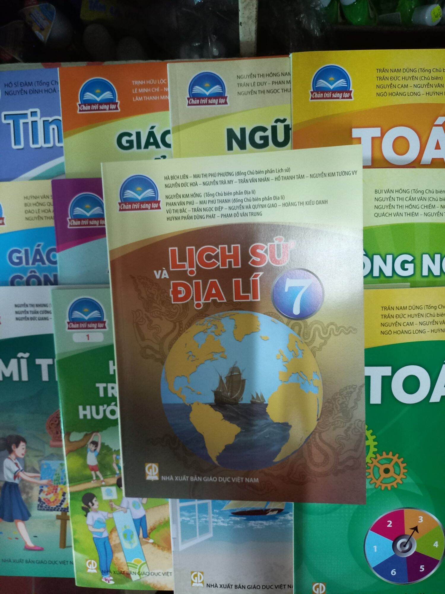 Dịch vụ đóng sách và bọc bìa bộ sách lớp 7 chân trời sáng tạo gồm 13 cuốn giá bìa 214k bằng bìa plastic cao cấp trong suốt.