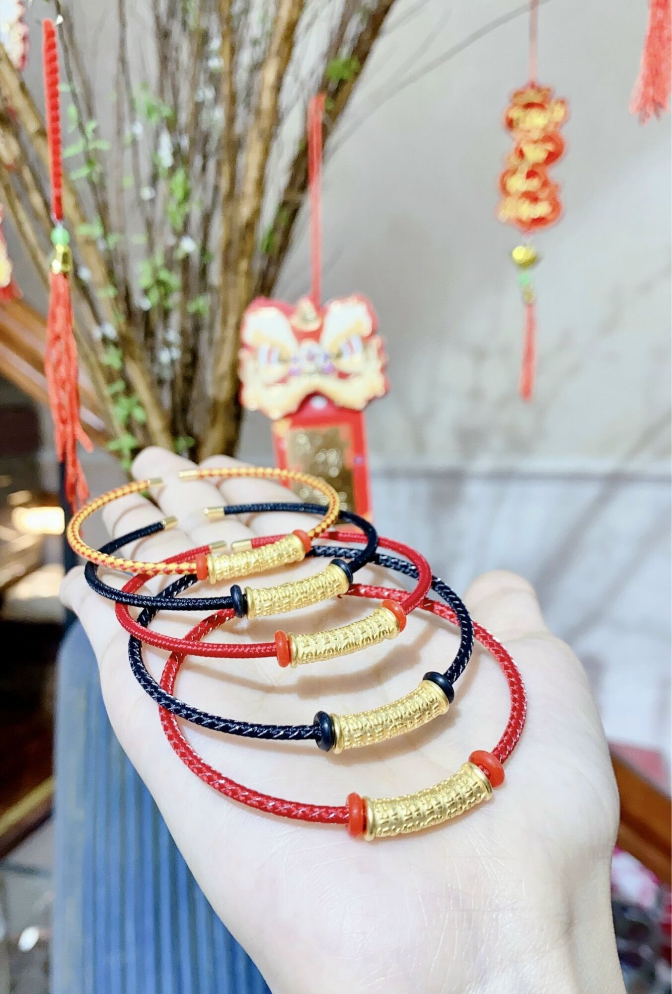 Vòng tay khoá titan vĩnh cửu mix charm ống trụ bình an vàng 24k tài lộc