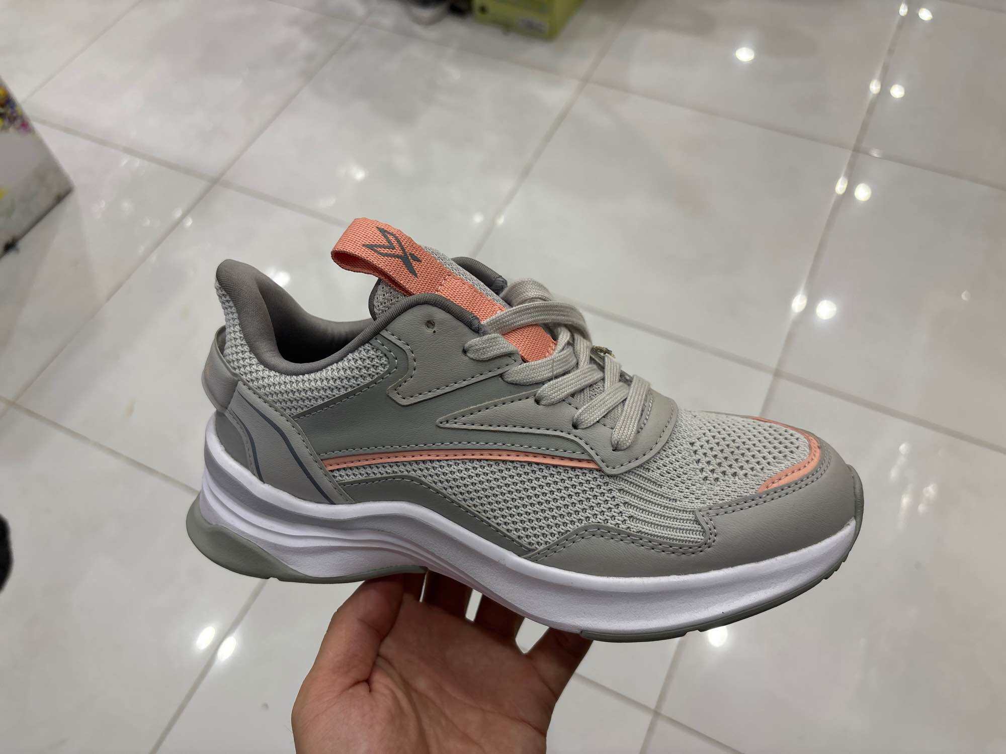 Giày thể thao bitis hunter nữ dswh01500xam (trưng bày như hình)