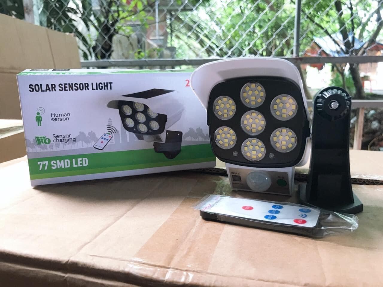 Đèn pha năng lượng mặt trời giả camera