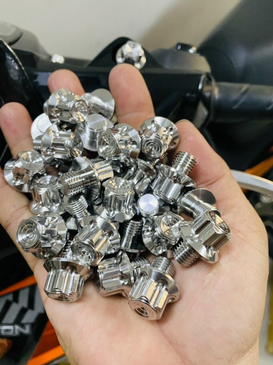 Ốc chân kiếng salaya inox 304