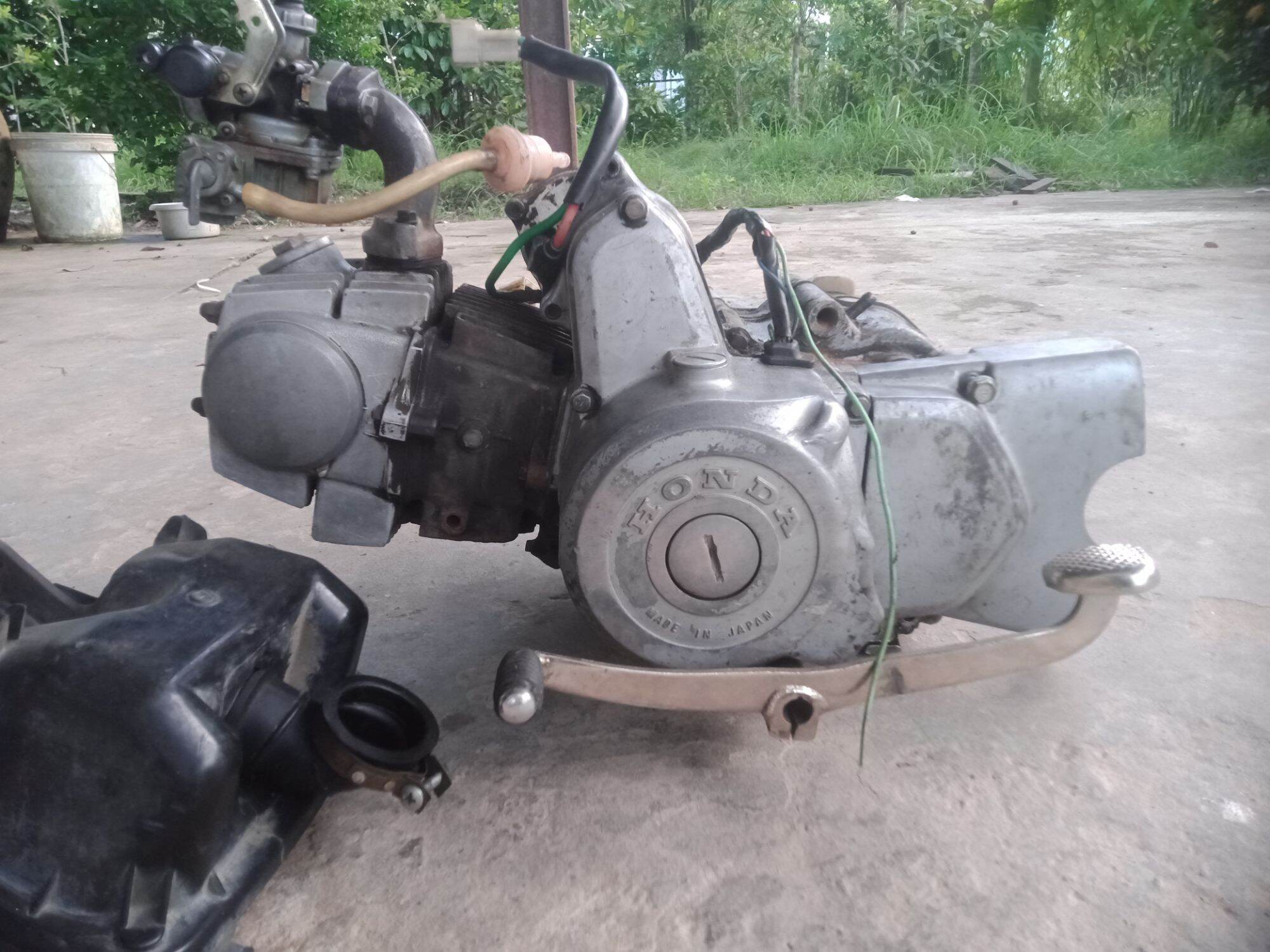 nguyên cục máy super dr hay Dream rin rã xe.có chạm đầu lòng.hơi xuống.còn êm, có bộ chế hoà khí và co xăng và pô e.