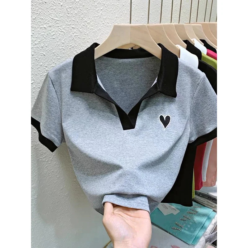 Áo croptop cổ bẻ thêu trái tim tay ngắn
