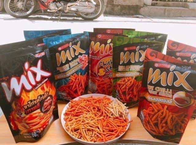 Túi 8 gói snack que bim bim mix thái lan. 