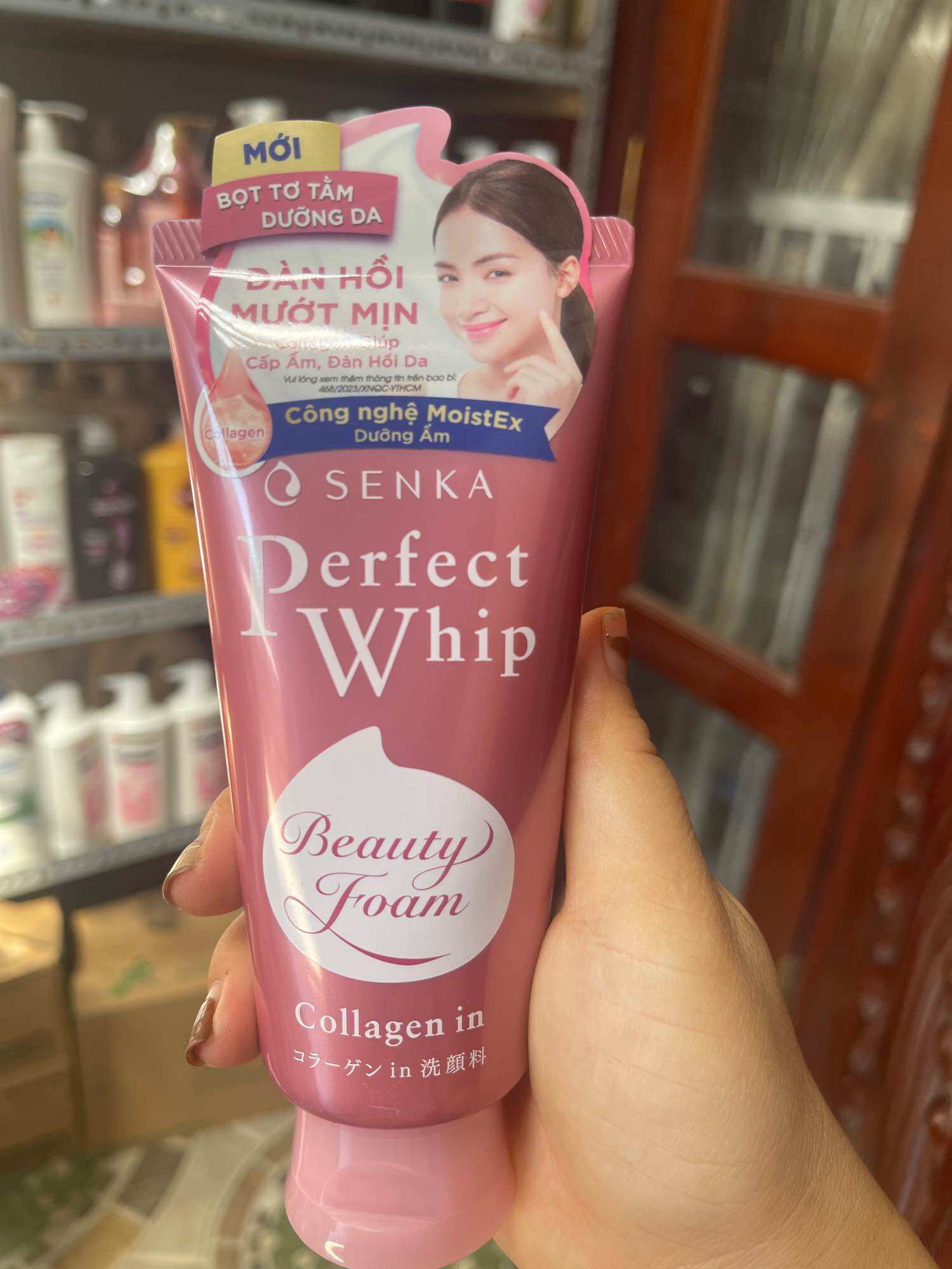 Sữa rửa mặt SENKA perfect white đất sét trắng và collagen
