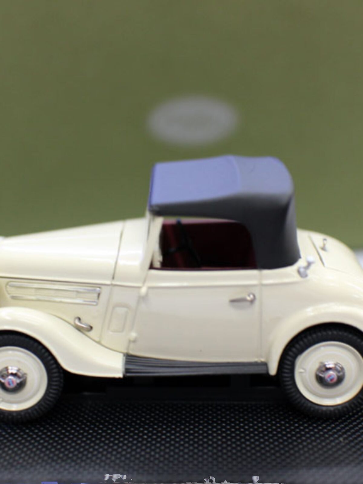 Xe Ô Tô Mô Hình Datsun Cổ Điển 1/43