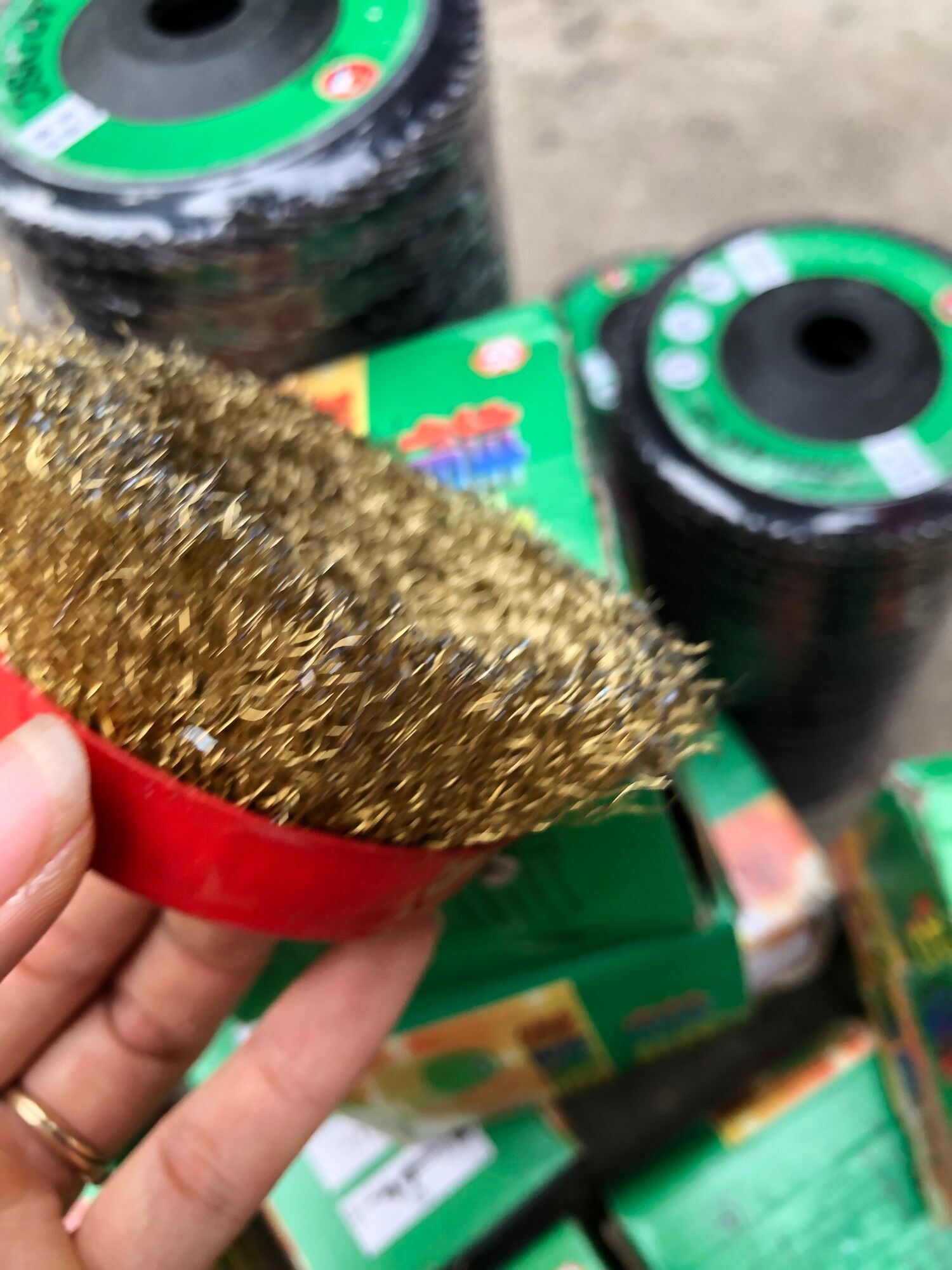 Chén Cước Chà Sắt-Đánh Rỉ Sét Nắp Đỏ