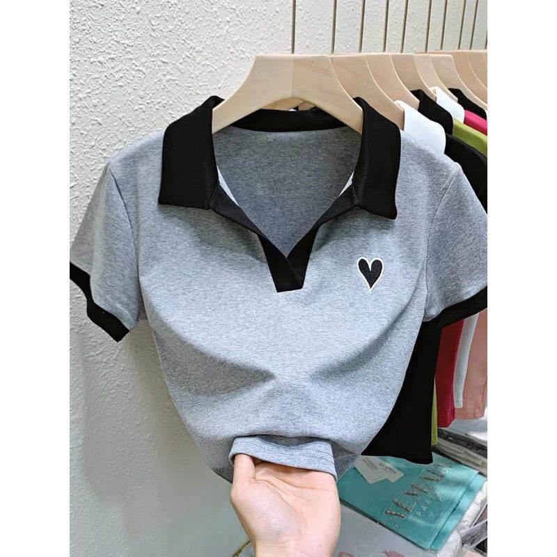 Áo croptop cổ bẻ thêu trái tim tay ngắn