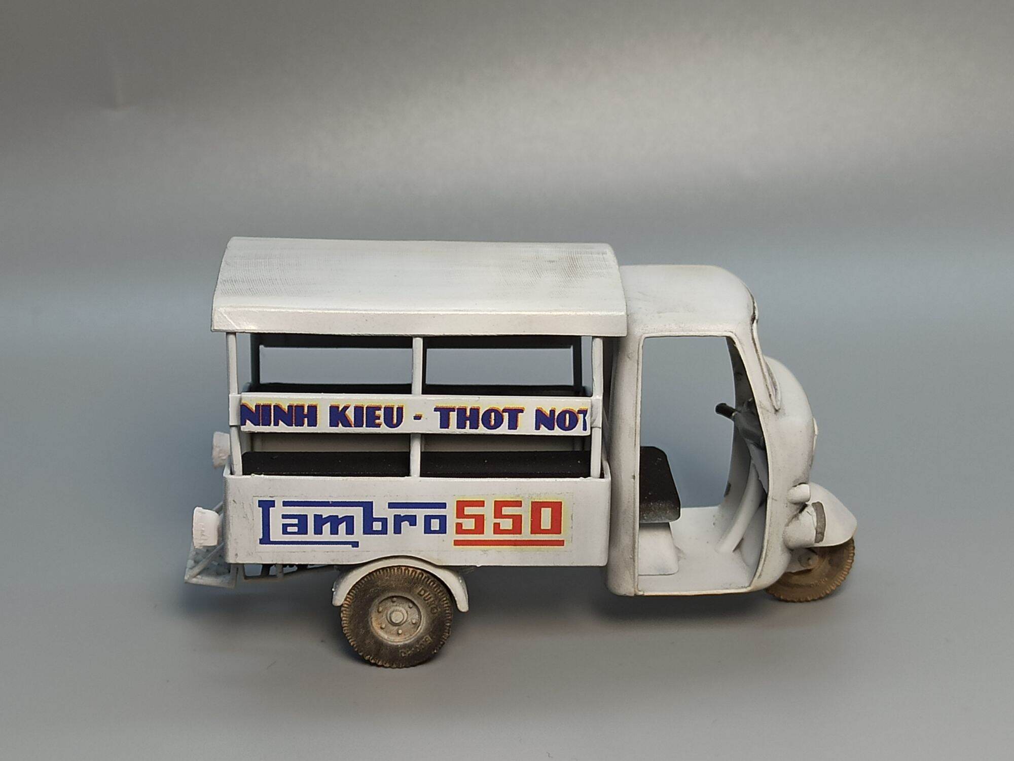 Mô hình xe Lambro 550 tỷ lệ 1/43