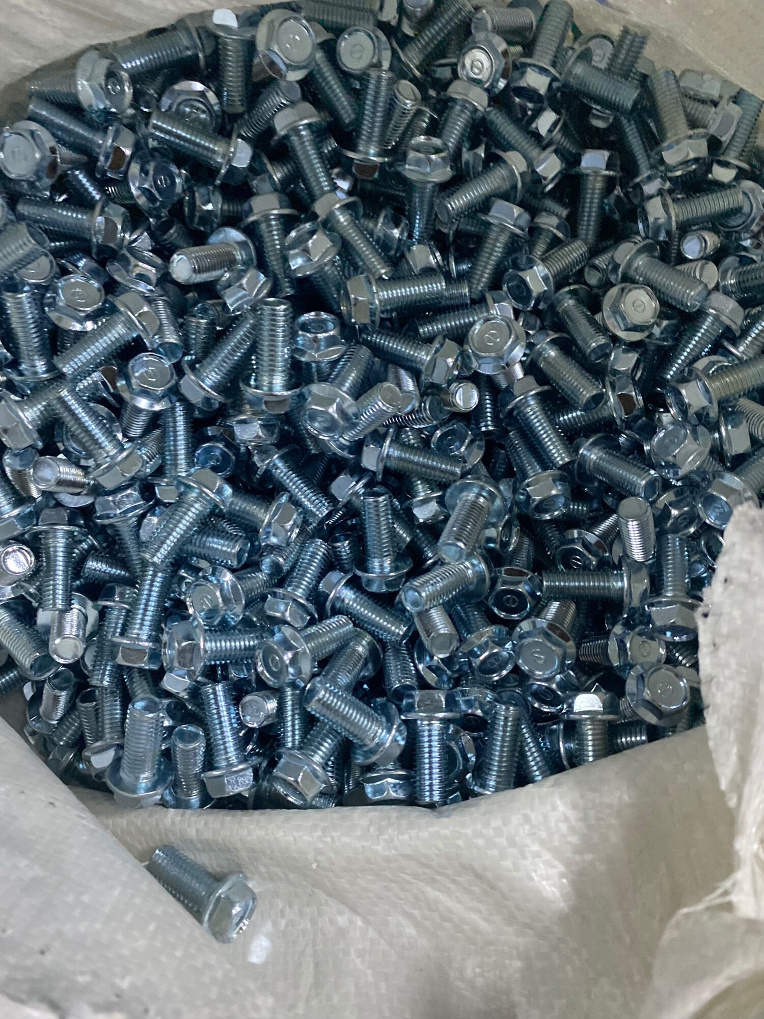Ốc 9 ly cấy để chân xe máy khắc phục trờn ren