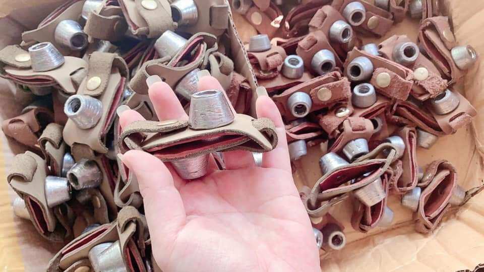 Tạ chì gà nòi: cho gà nòi đeo chân tập