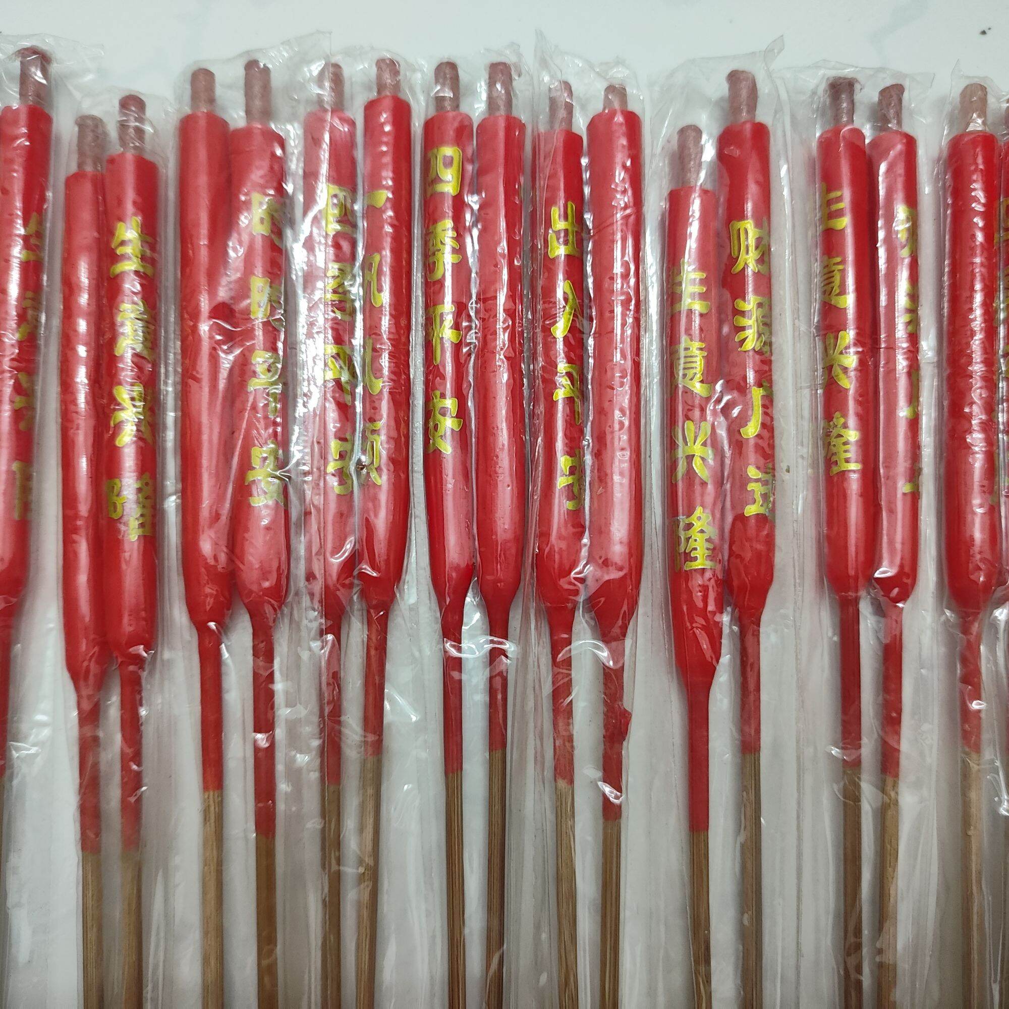 Đèn cầy gió dài 23cm dùng để đốt cúng ngoài trời