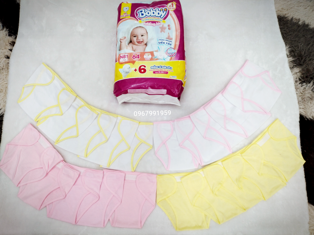 Set 20 tả dán + 64 miếng lót sơ sinh bobby ( tặng kèm 6 tả dán ) cho bé