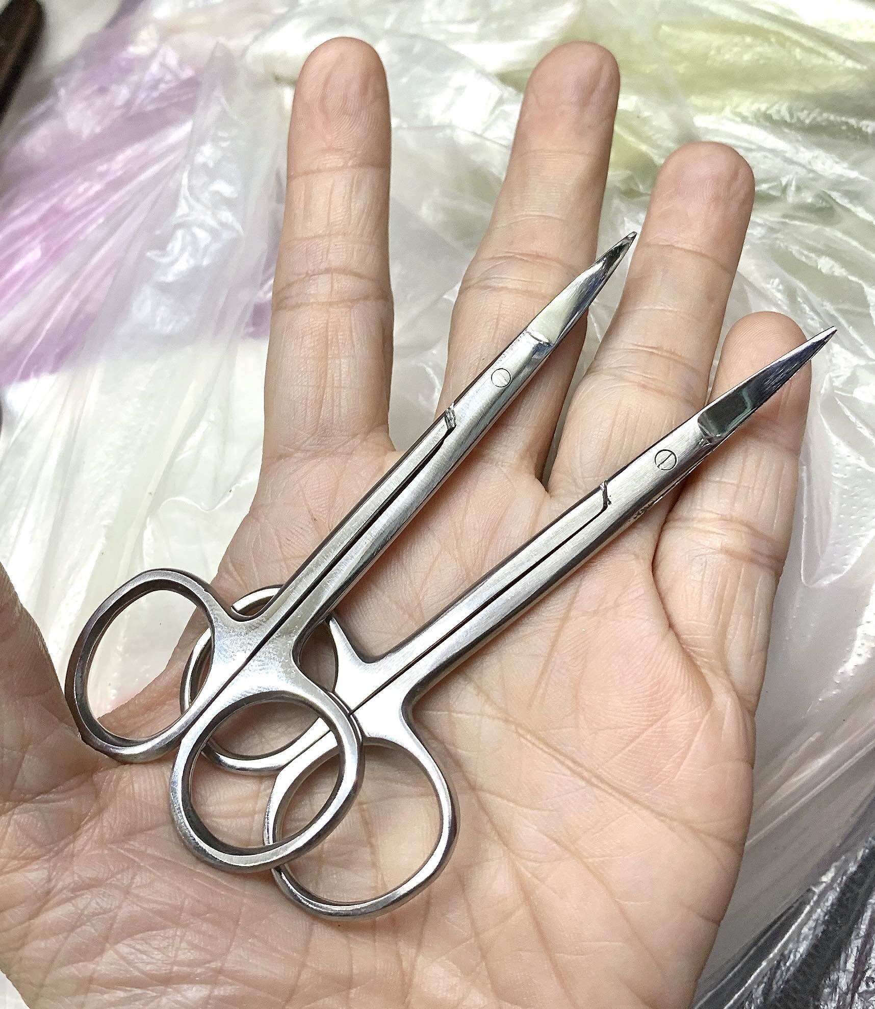 Kéo inox có loại mũi thẳng và mũi cong dài 10,5cm, kéo tốt của Pakistan