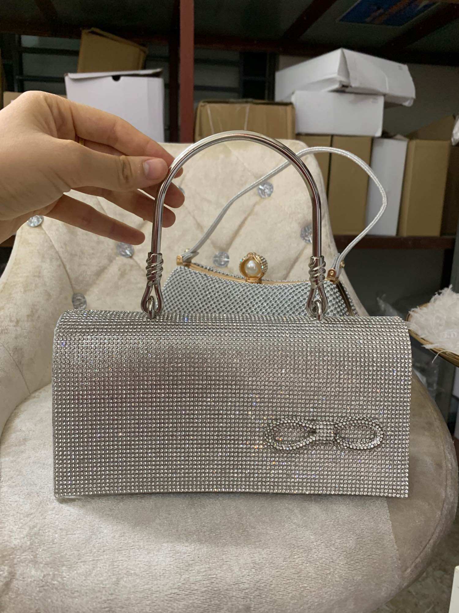 Clutch- ví cầm tay lụa đính đá cao cấp, trẻ trung