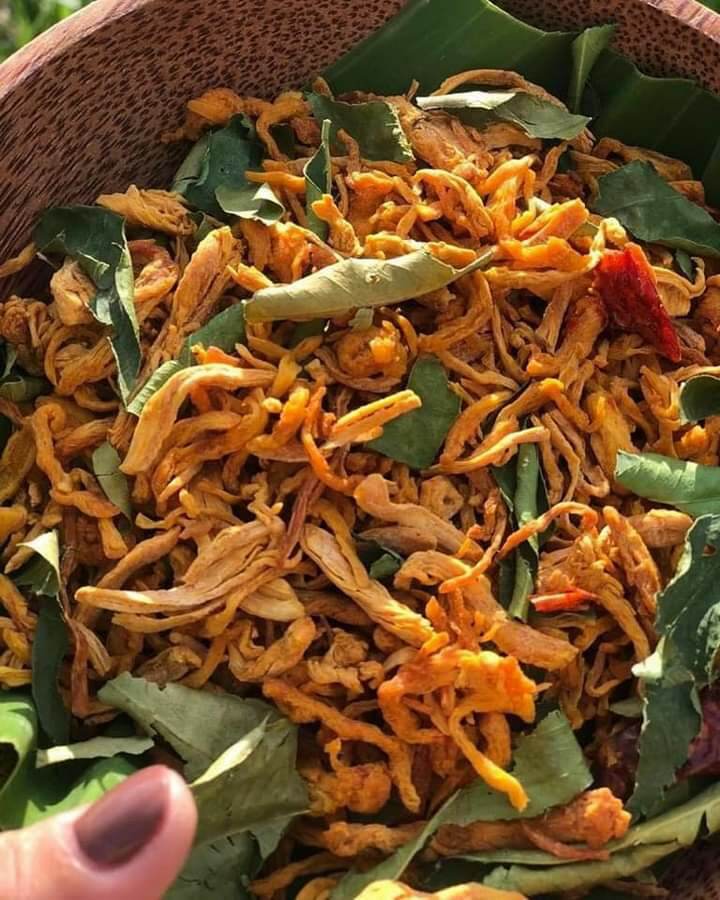 Cơm cháy lắc khô gà. 55k/500g