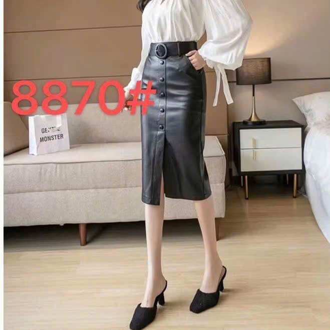 8855 . Chân váy da dáng ôm , dài qua gối , cv dài 63 cm , xẻ trước
